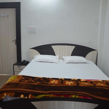 Hotel Pyara Palace Гая Номер фото