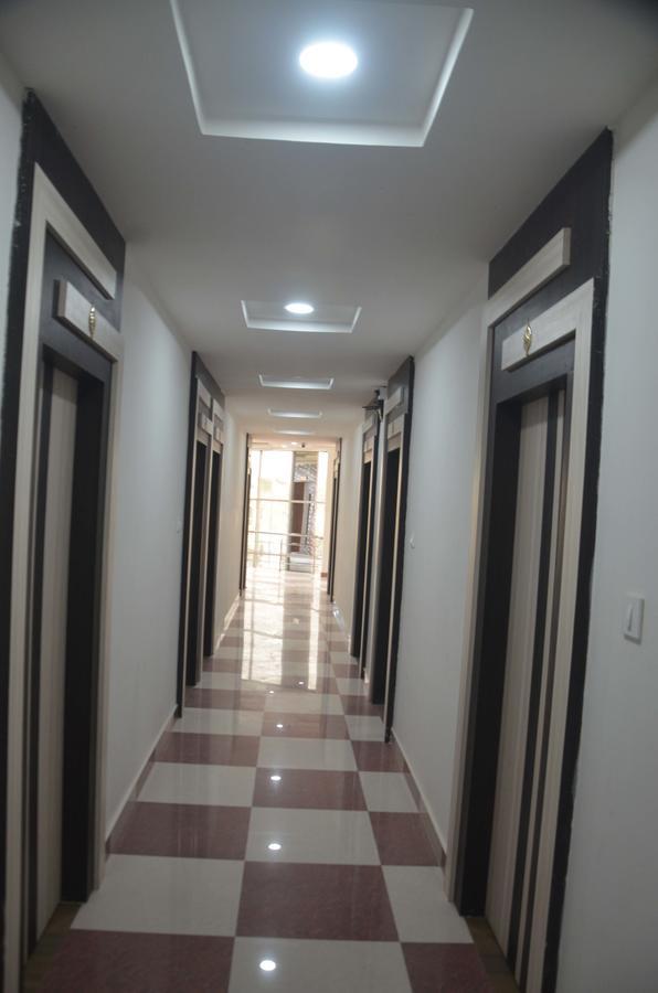 Hotel Pyara Palace Гая Номер фото